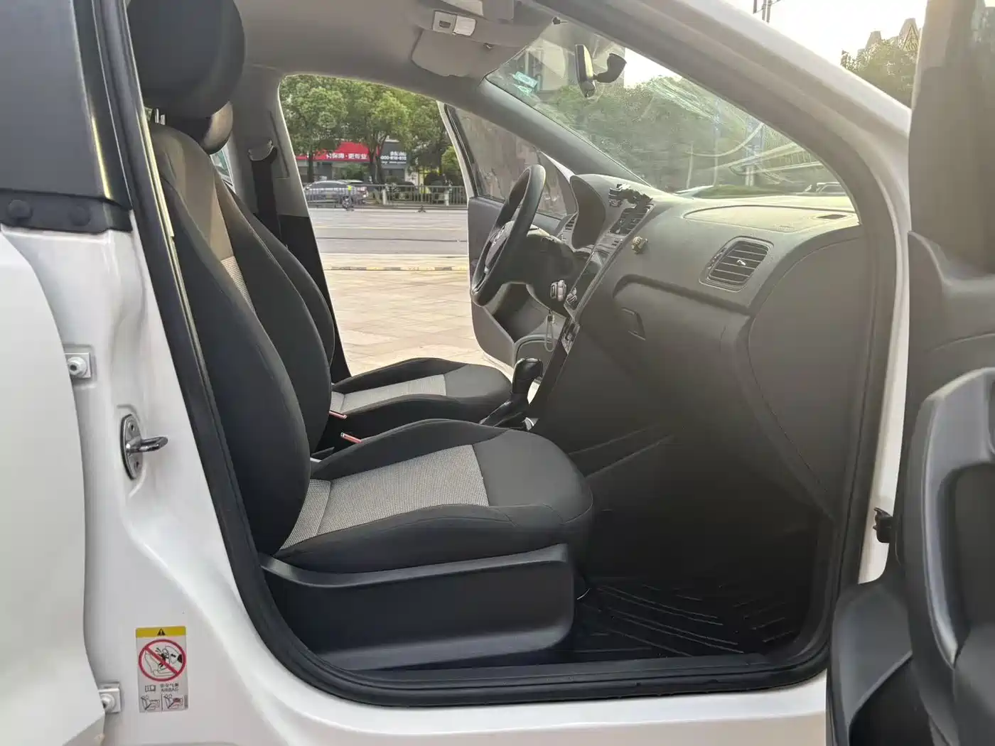 Volkswagen Polo 2016 1.4L Automatic Trend фото 17