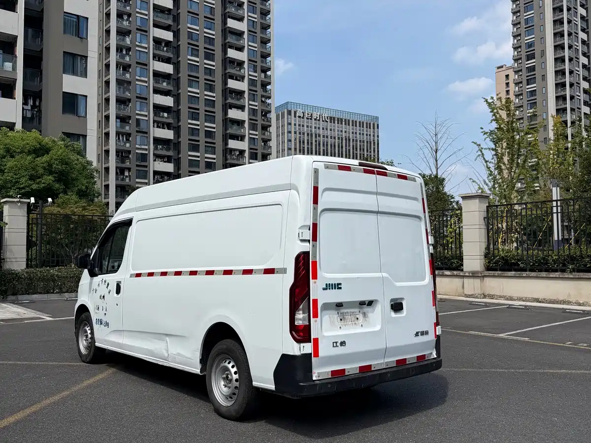 Jiangling E-Fushun 2025 2025 Model Blind Window Version 53.58kWh Medium Wheelbase Medium Roof 3.5-ton