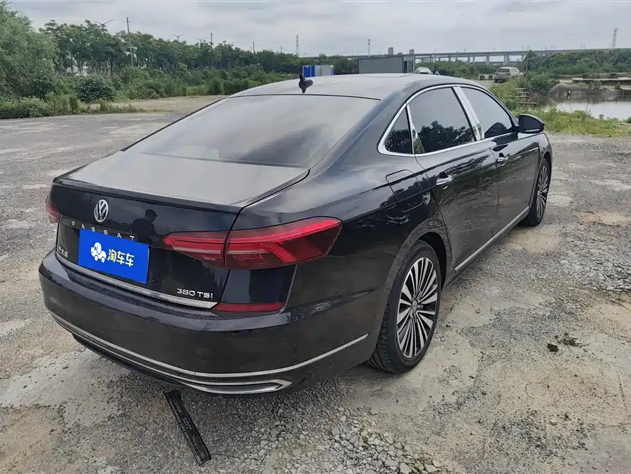 Volkswagen Passat 2020 330TSI Luxury Edition China VI фото 3