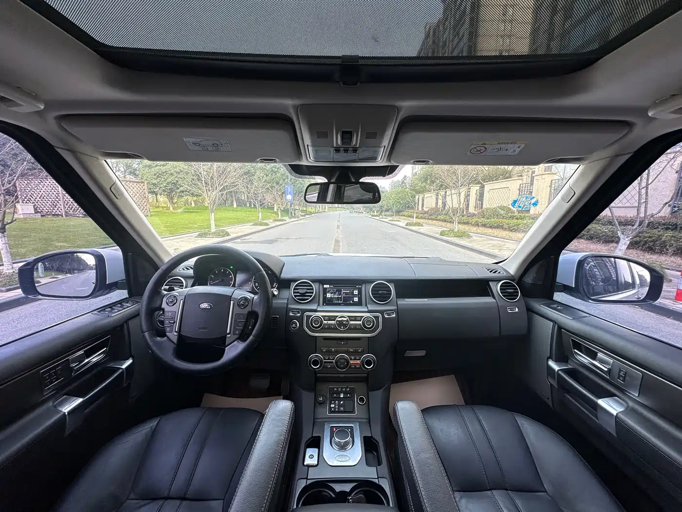 Land Rover Discovery 2015 3.0 SC V6 SE фото 14