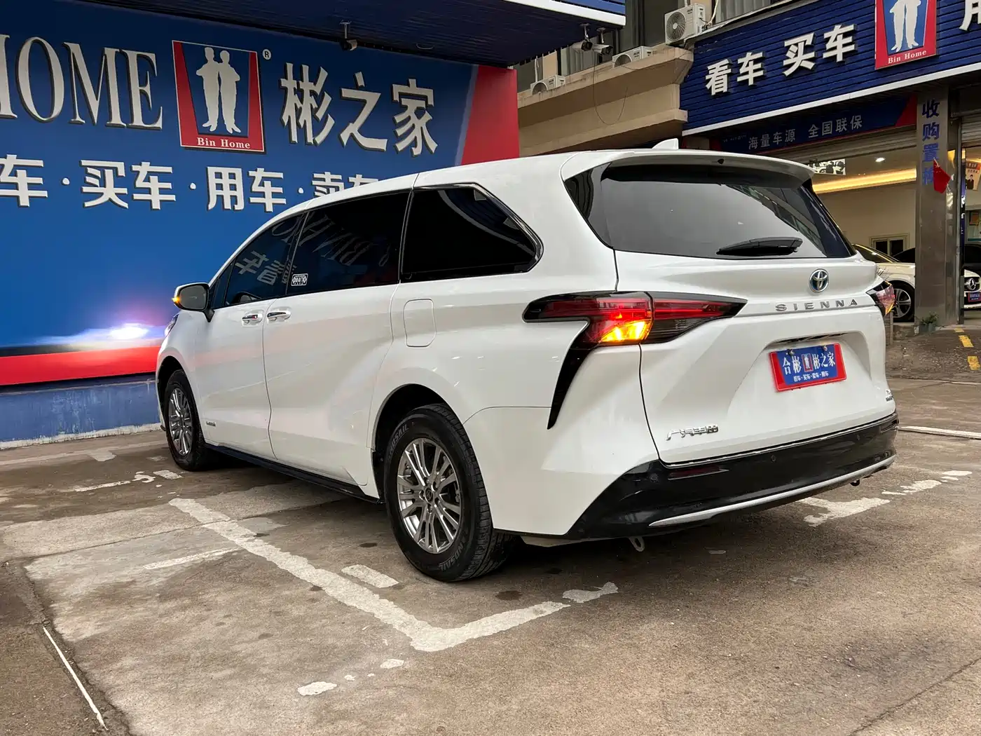 Toyota Sienna 2023 2.5L Hybrid Luxury Edition фото 10