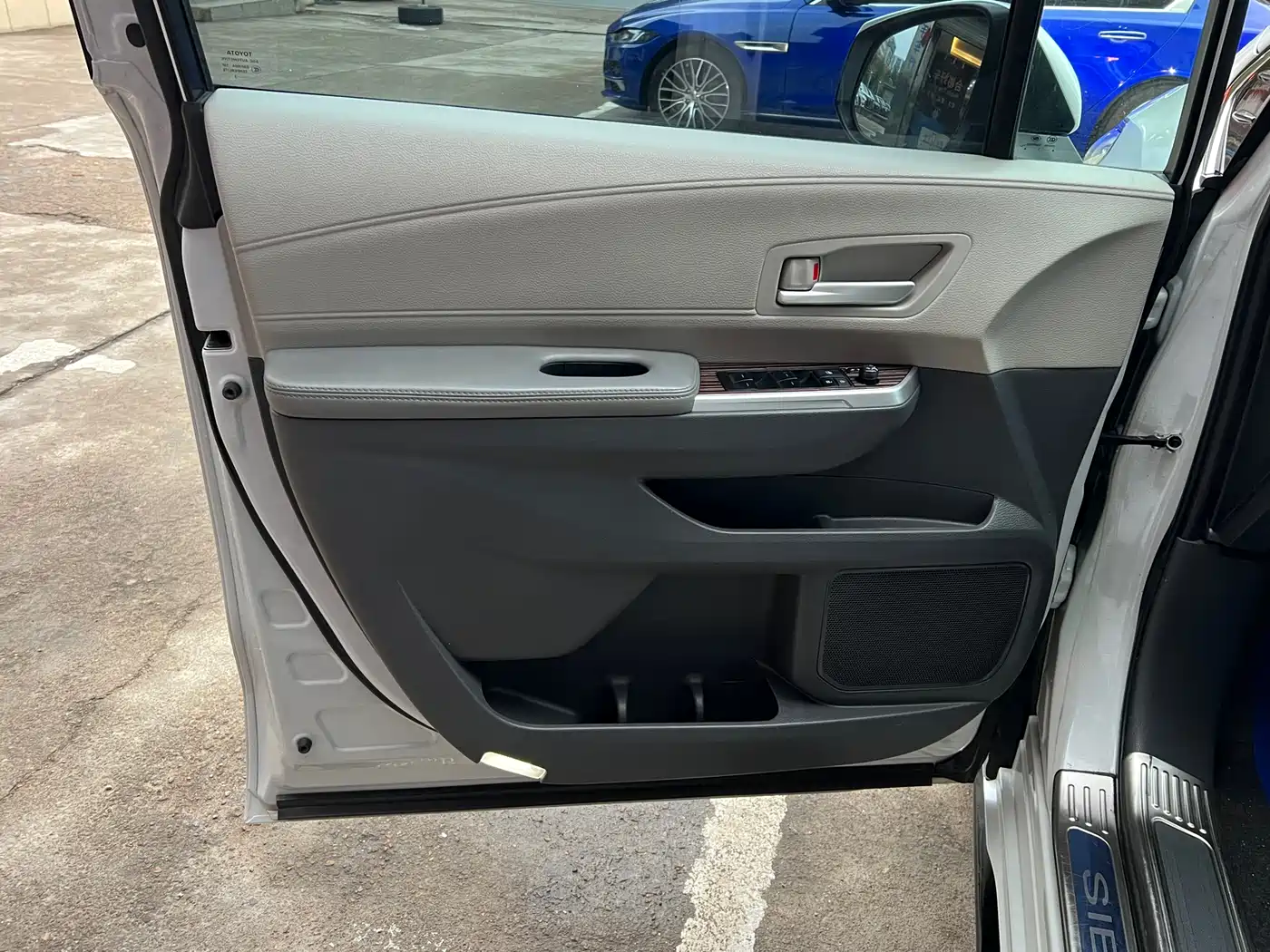 Toyota Sienna 2023 2.5L Hybrid Luxury Edition фото 24