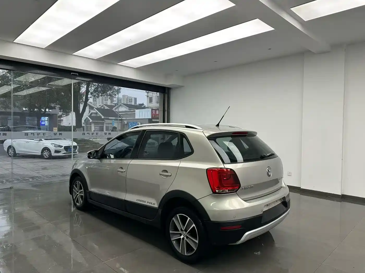 Volkswagen Polo 2012 1.6L Cross Polo AT фото 7