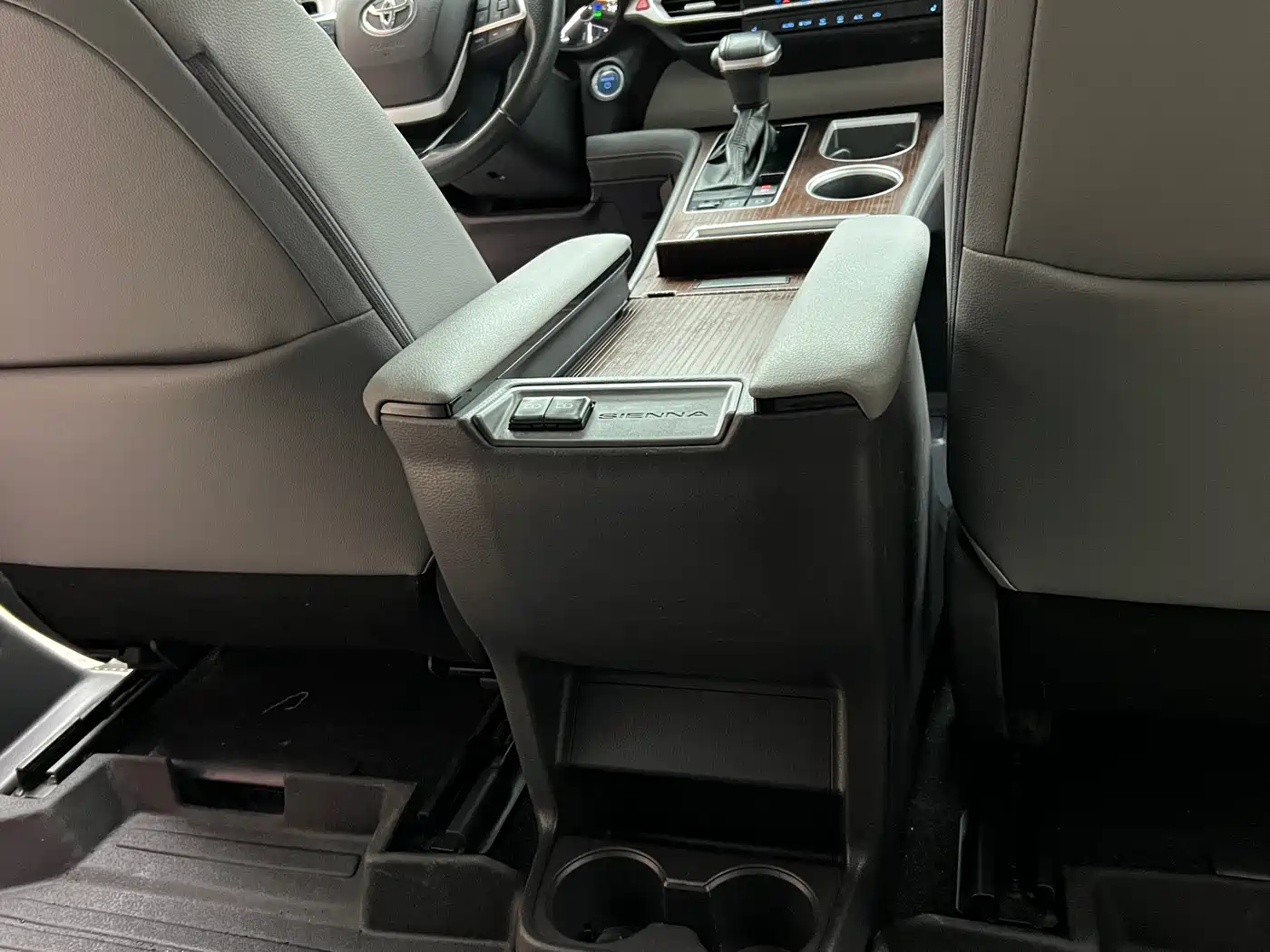 Toyota Sienna 2023 2.5L Hybrid Luxury Edition фото 14