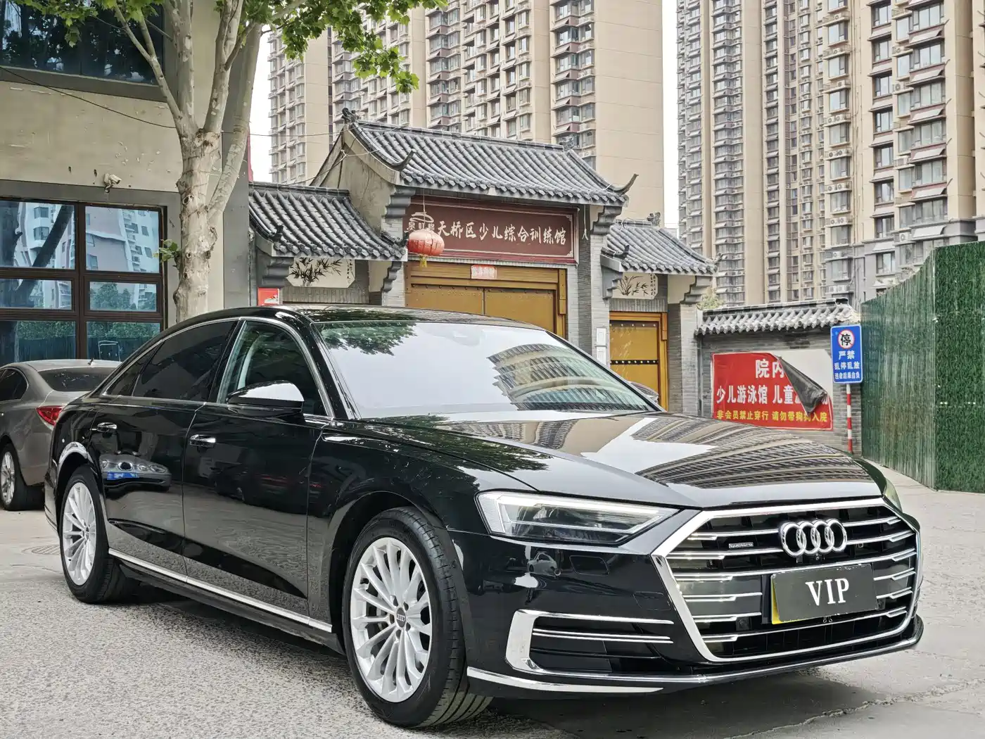 Photo 3 - Audi A8
