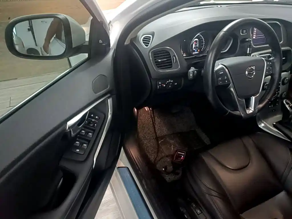 Volvo V40 2017 2018 T3 R-Design Edition