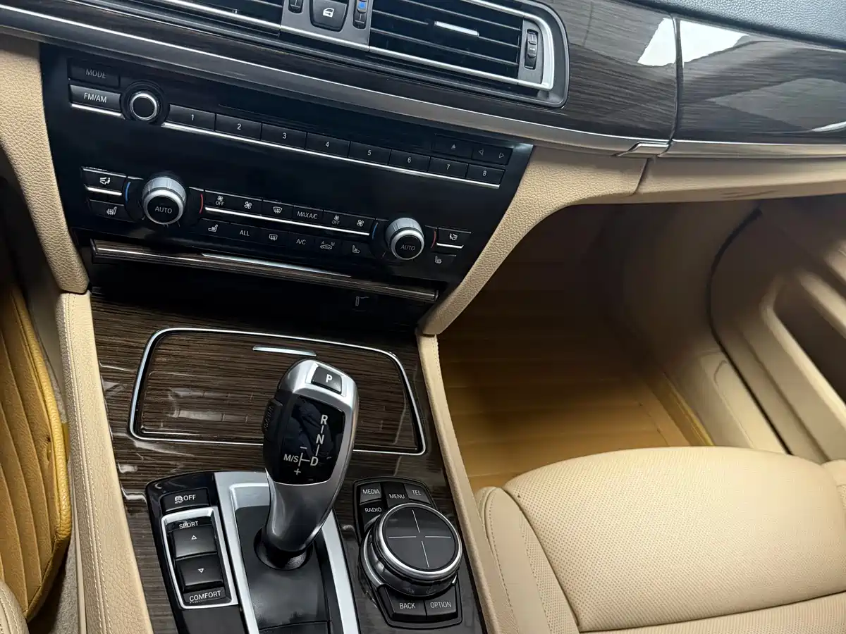 BMW 7 Series 2013 Model 740Li Leading фото 5