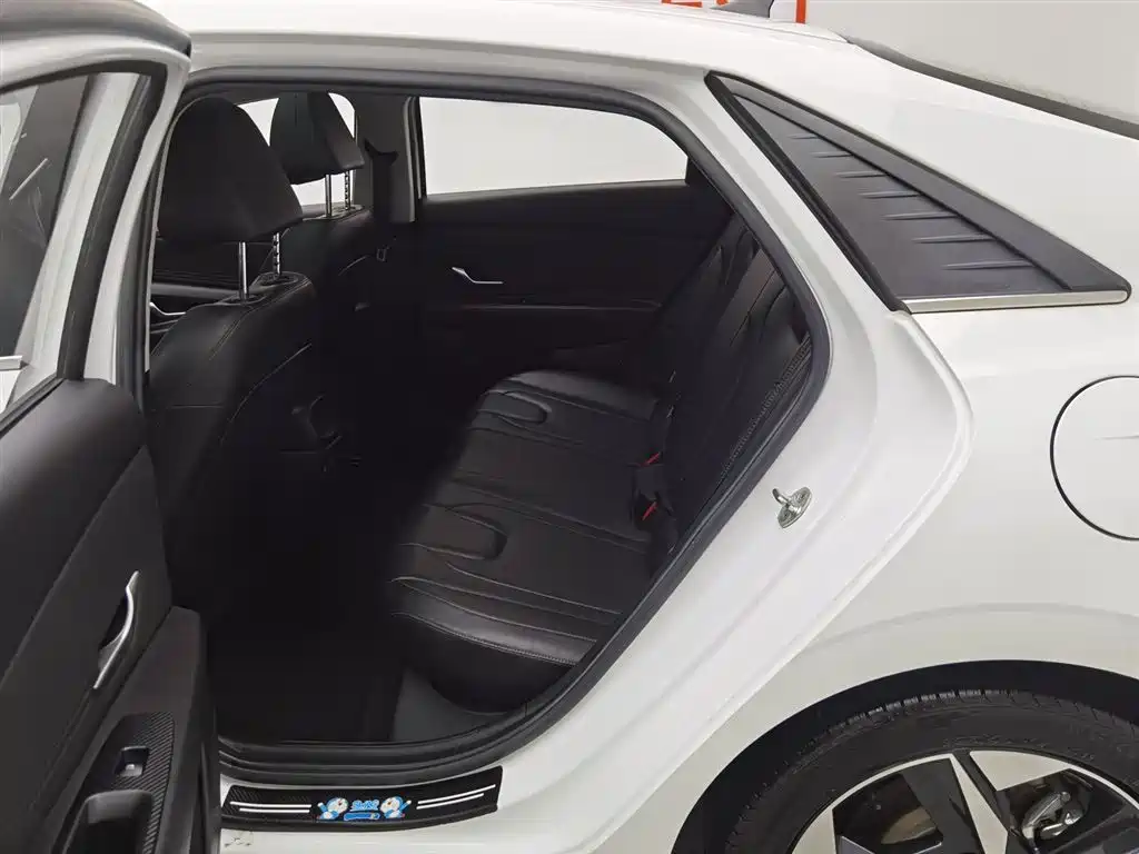 Hyundai Elantra 2021 1.5L CVT LUX Premium Edition фото 15