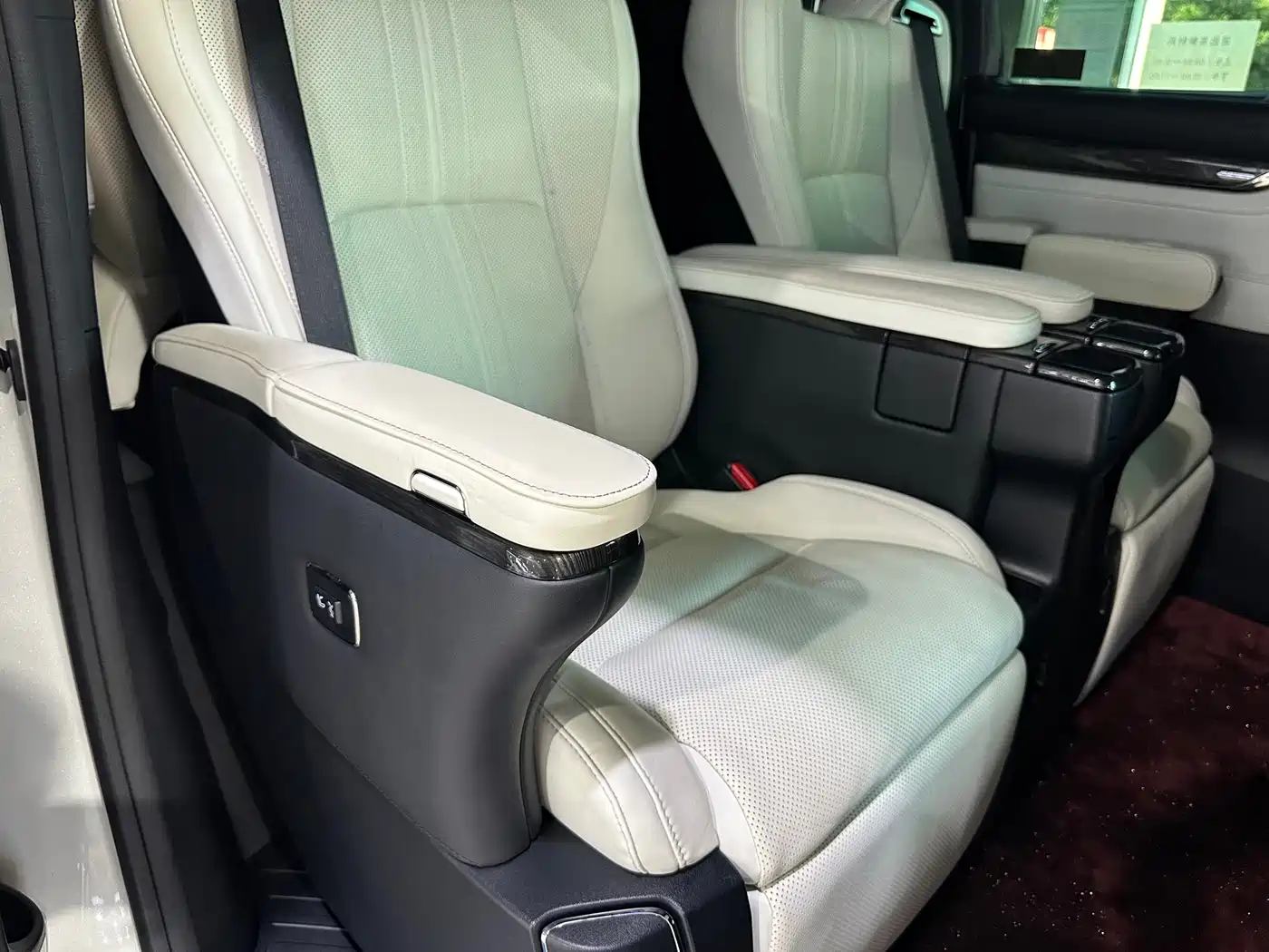Lexus LM 2021 2020 300h Seven-Seater Elegance Edition
