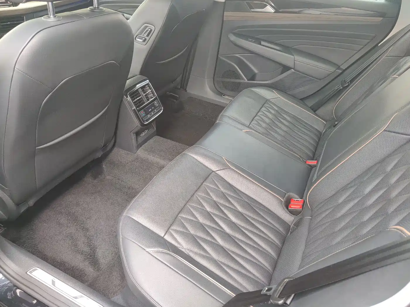 Volkswagen Passat 2019 330TSI Luxury Edition China VI фото 6