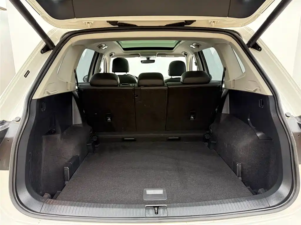 Volkswagen Tiguan L 2021 330TSI Automatic 2WD R-Line Premium фото 14