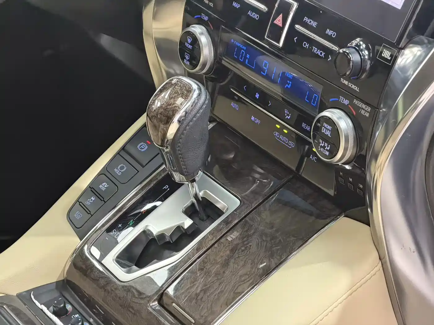 Toyota Vellfire 2020 Twin Engine 2.5L HV Premium Edition фото 9