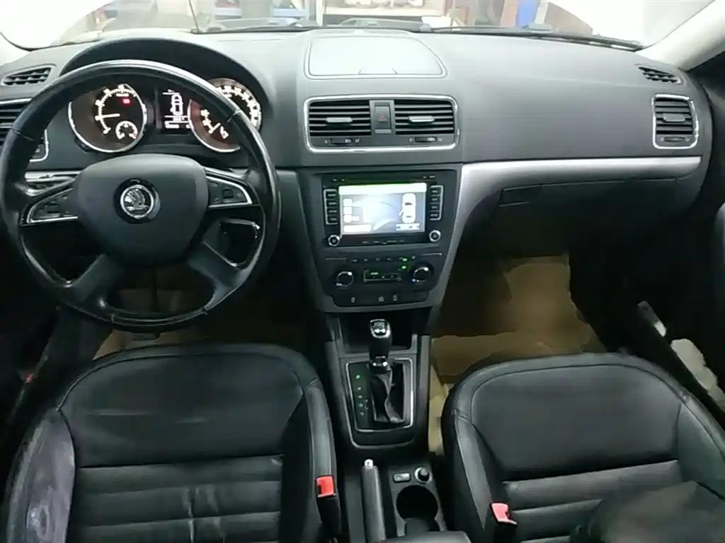 Škoda Yeti 2014 1.8TSI DSG Polar Edition фото 10