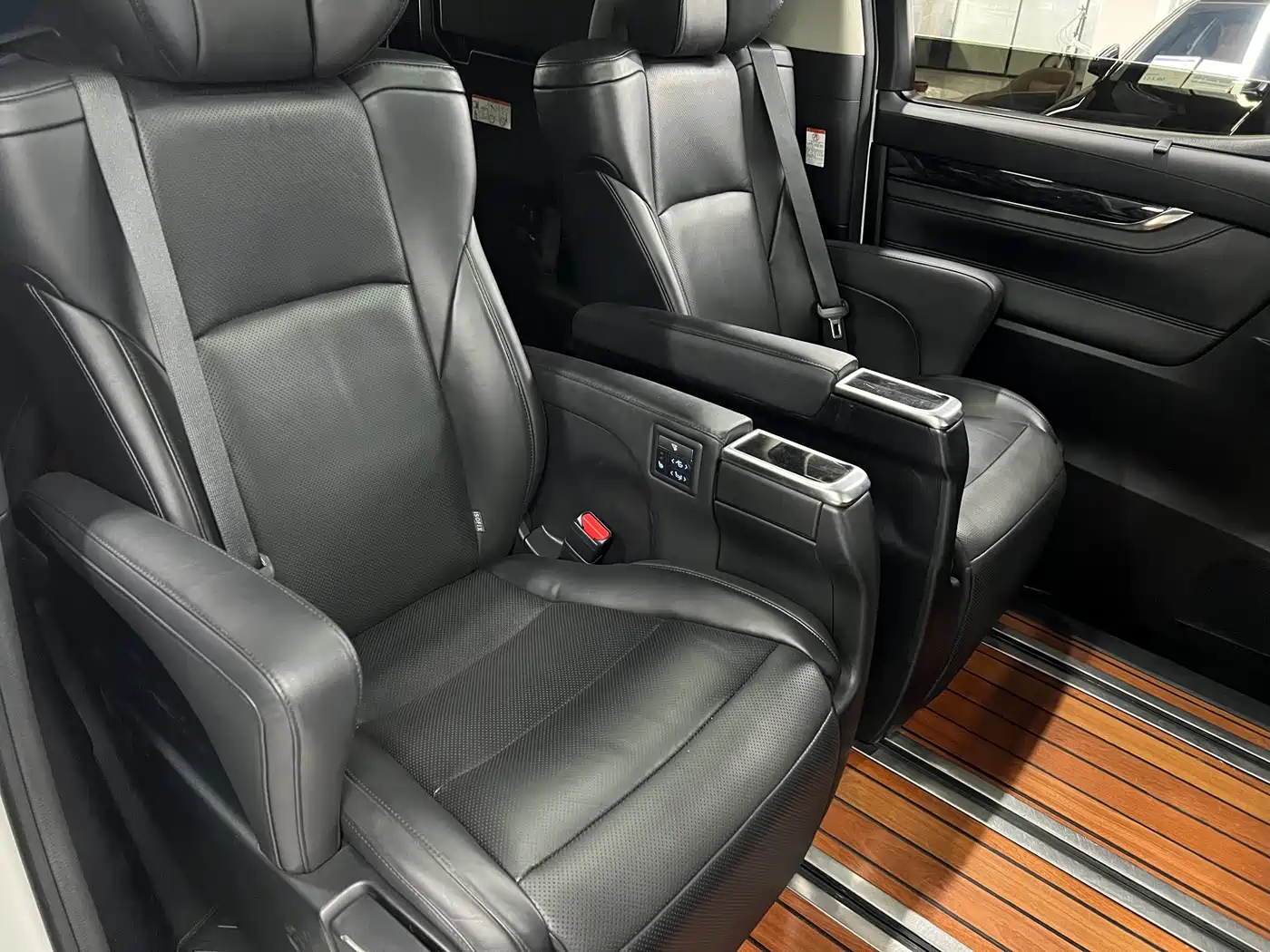 Toyota Vellfire 2021 Crown Hybrid 2.5L HV Luxury Edition фото 13