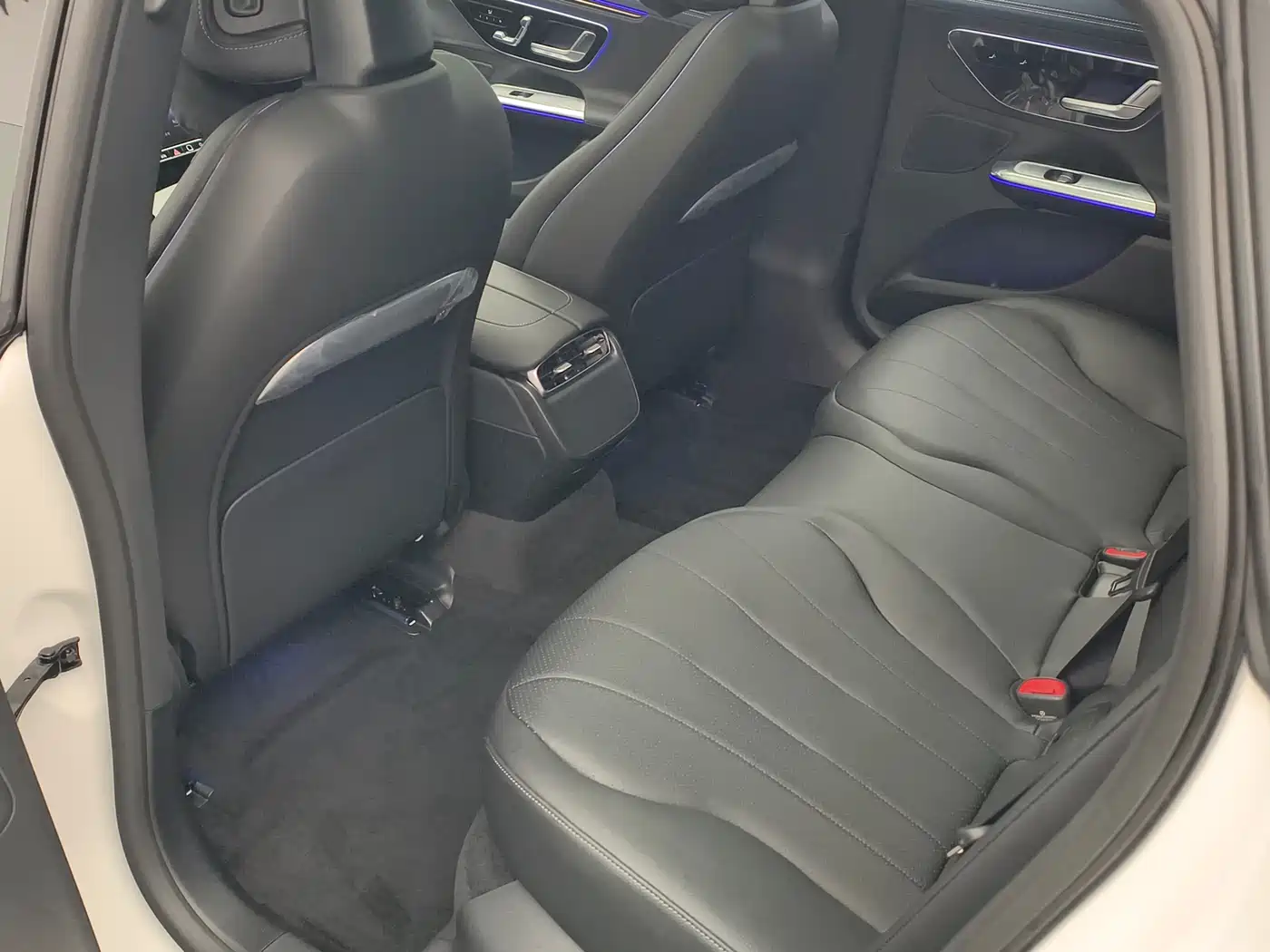 Mercedes-Benz EQE 2025 Model 500 4MATIC Luxury Edition фото 16
