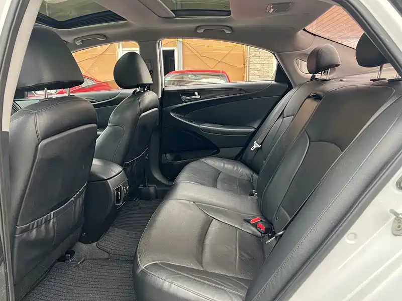 Hyundai Sonata 2011 2.0L Auto Supreme Edition фото 5