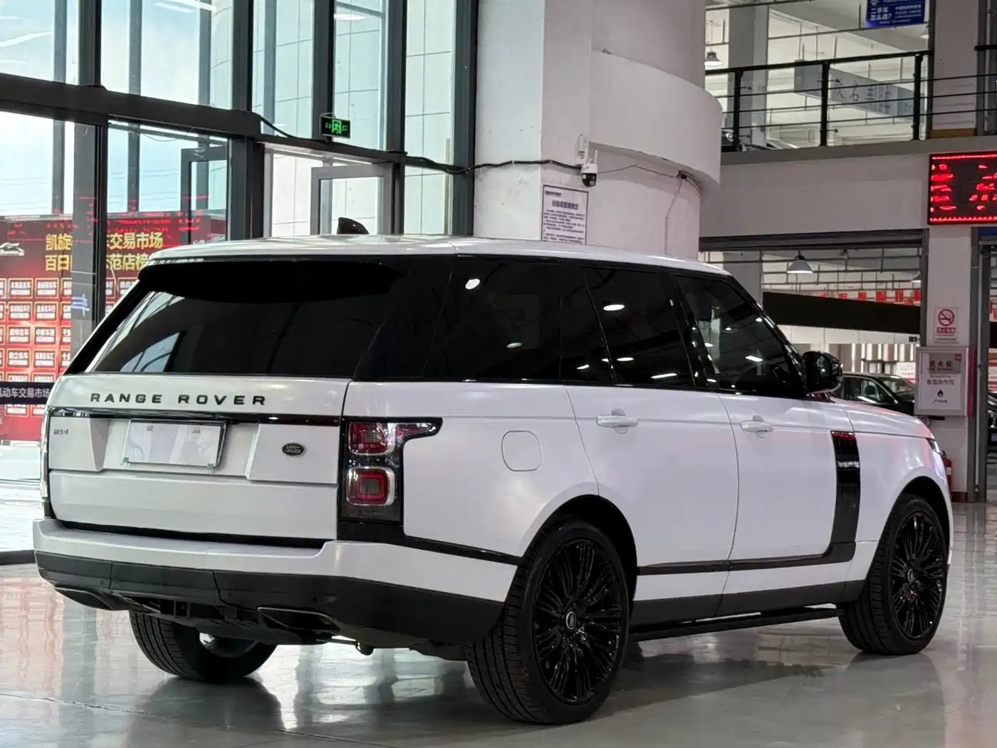 Land Rover Range Rover 2019 3.0 SCV6 Heritage Edition фото 9