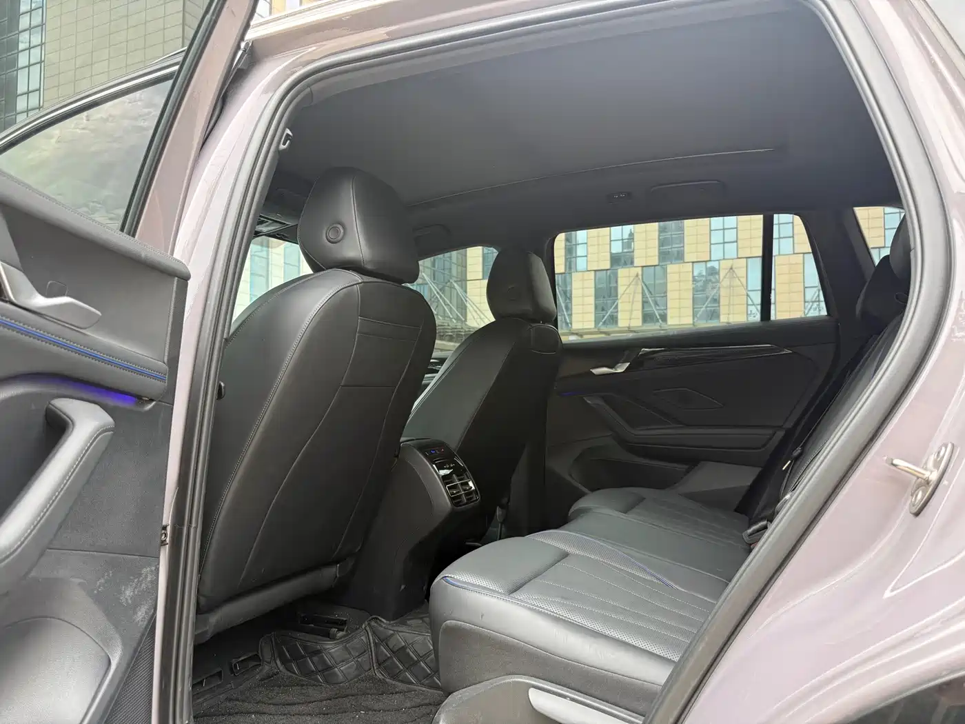 Photo 10 - Volkswagen Tiguan L