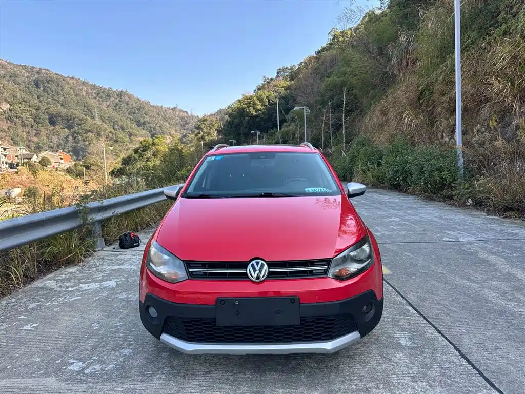 Volkswagen Polo 2016 1.6L Cross Polo Automatic фото 6