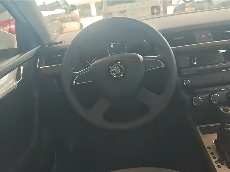 Škoda Octavia 2016 1.6L Automatic Pioneer Edition фото 15