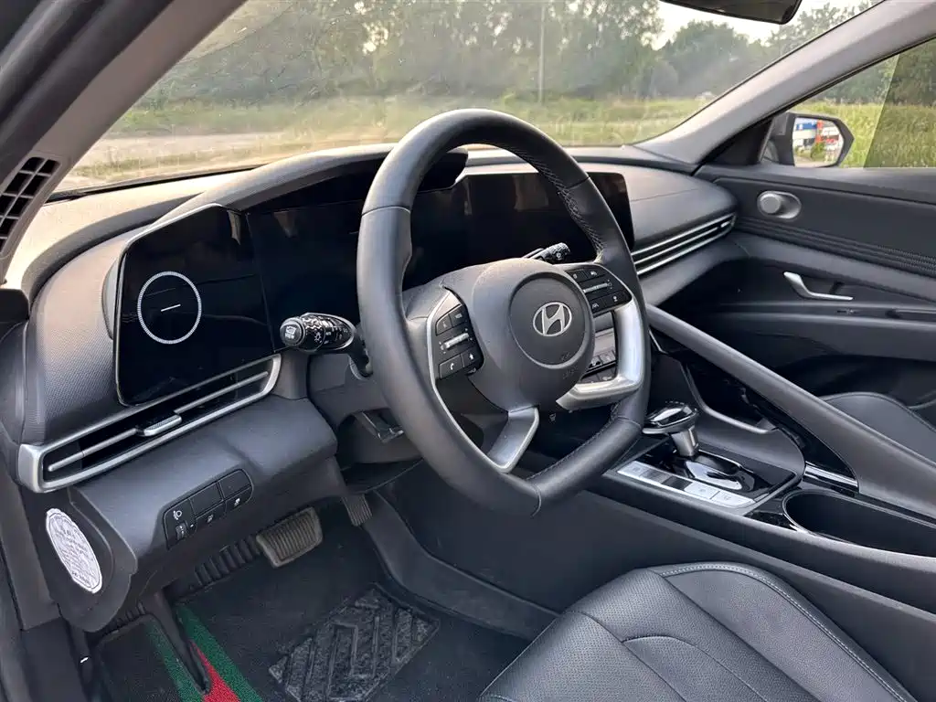 Hyundai Elantra 2023 Model 1.5L CVT LUX Premium Edition фото 13