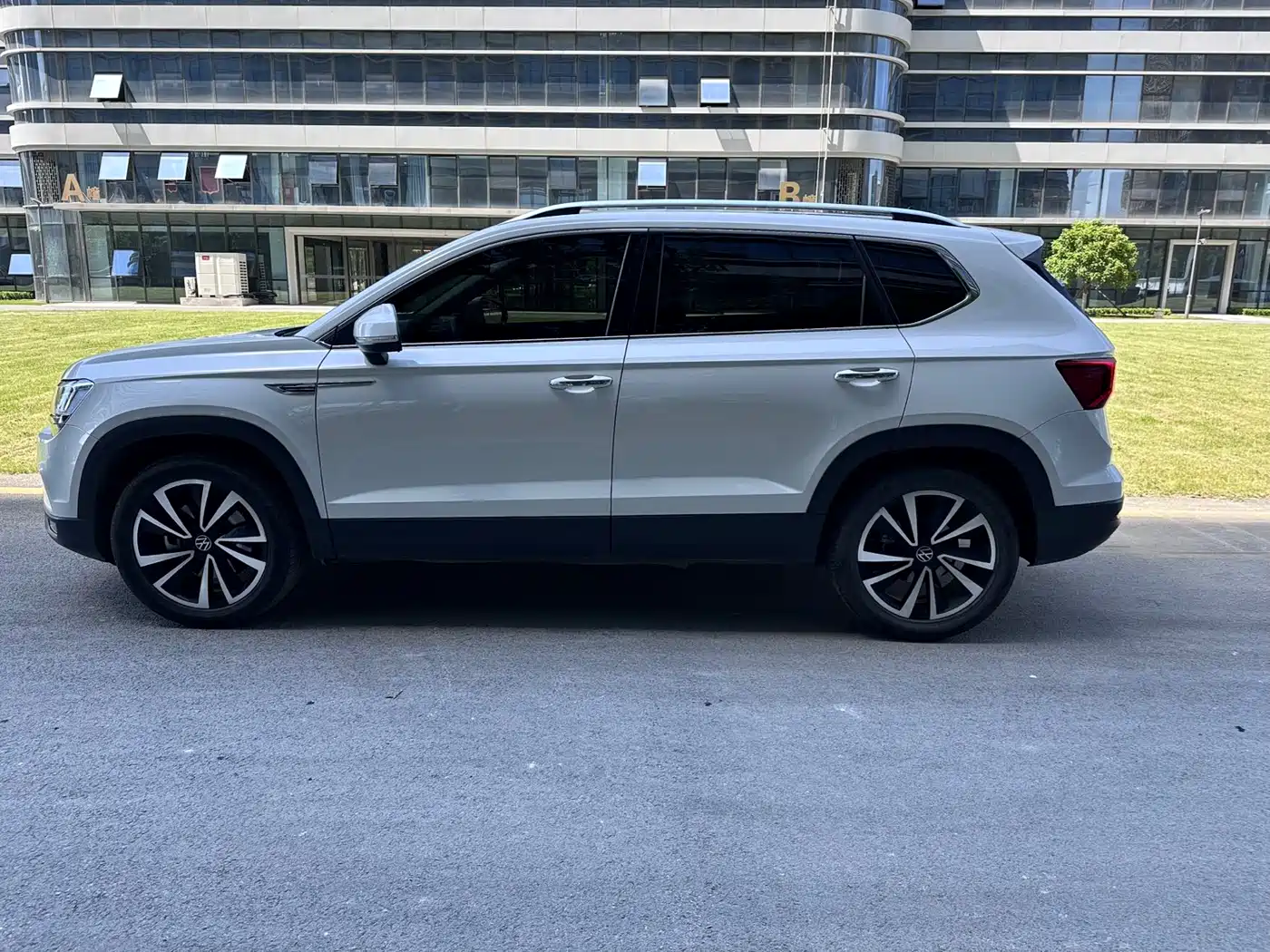 Volkswagen Tharu 2022 280TSI FWD Luxury Edition фото 8
