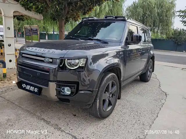 Land Rover Defender 2024