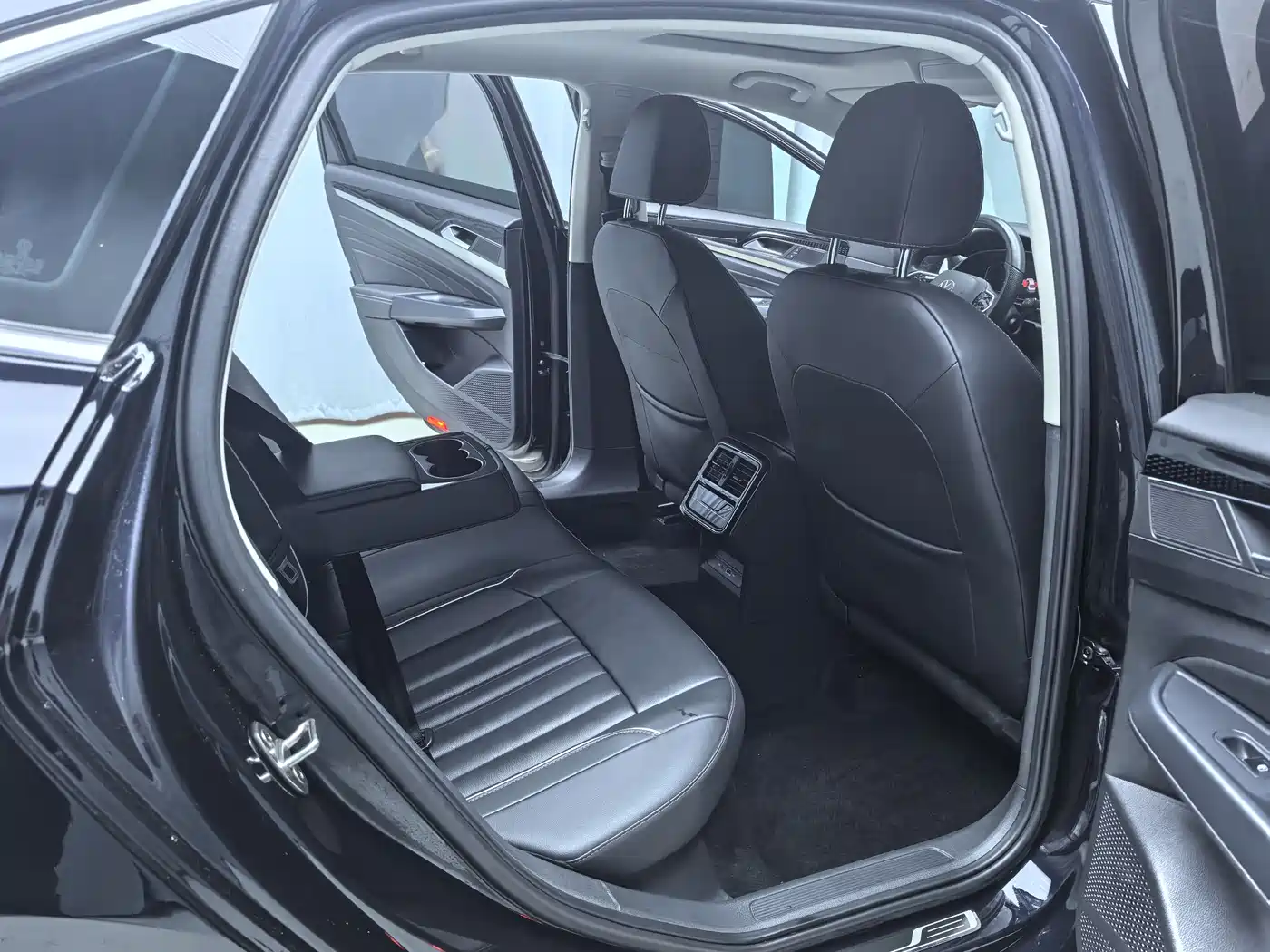 Volkswagen Passat 2023 280TSI Starlight Elite Edition фото 12