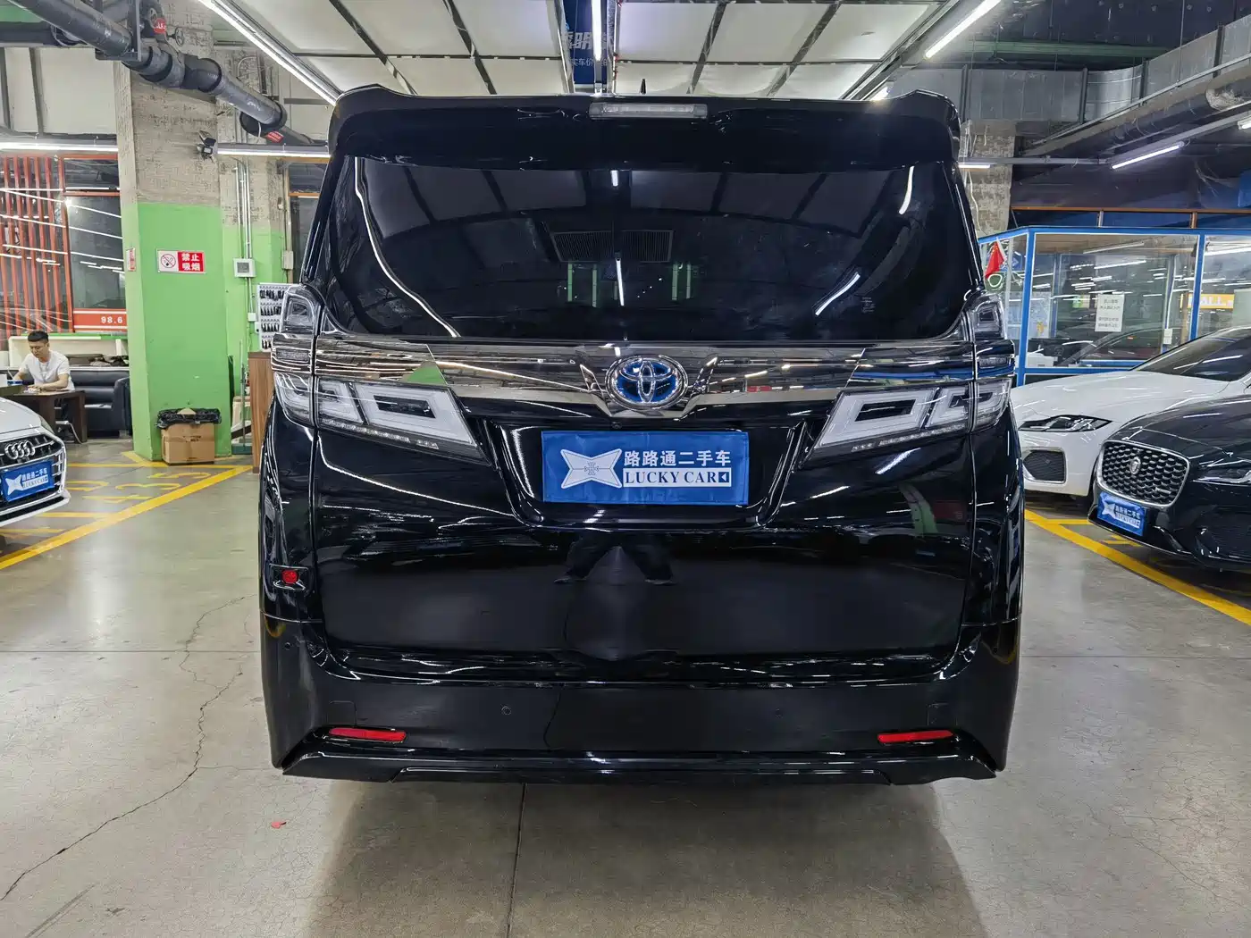Toyota Vellfire 2021 Crown Hybrid 2.5L HV Premium Edition фото 5