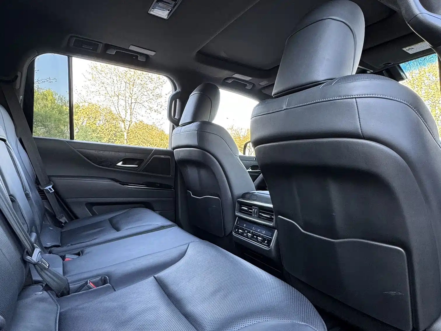 Фото 26 - Lexus LX