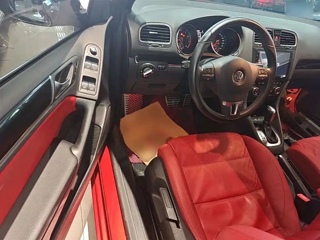Volkswagen Golf (Import) 2012 1.4TSI Luxury Convertible Edition фото 11