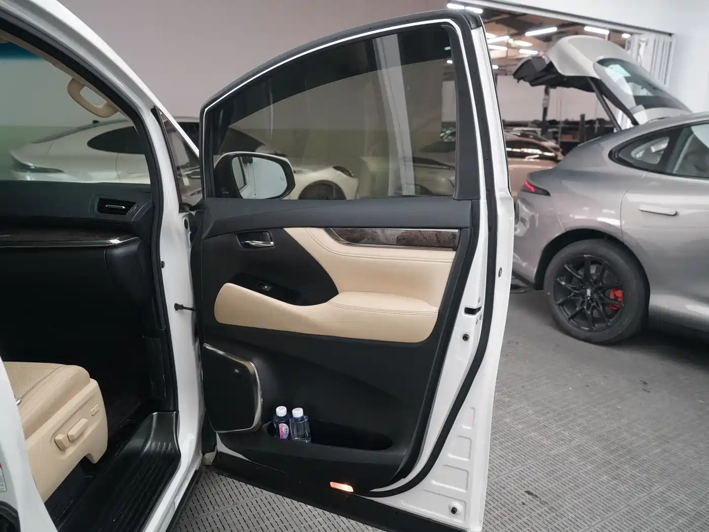 Toyota Vellfire 2021 Crown Hybrid 2.5L HV Premium Edition фото 12