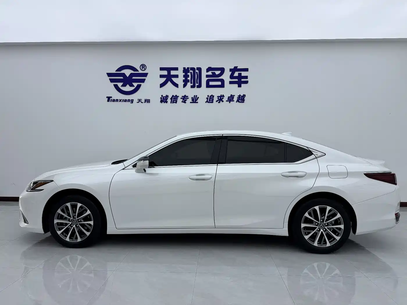 Lexus ES 2023 200 Excellence Edition фото 4