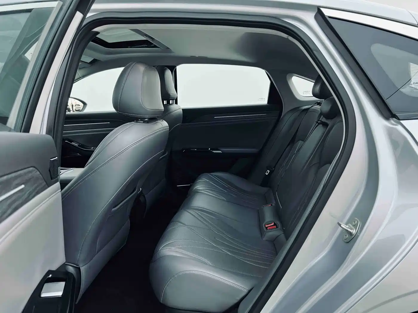 Geely Galaxy Galaxy L6 2025 EM-i 140km Starship Edition фото 6