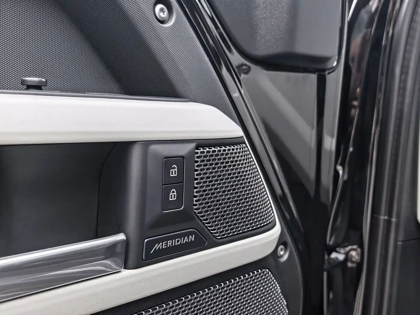 Land Rover Defender 2022 110 P400 X-DYNAMIC HSE фото 5