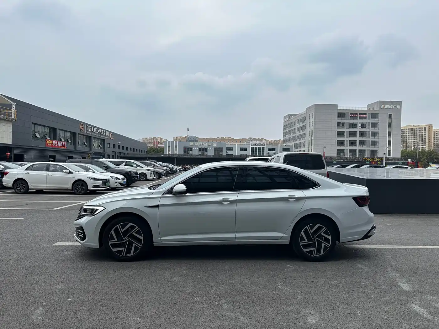 Volkswagen Sagitar 2024 300TSI DSG Surpass Edition фото 4