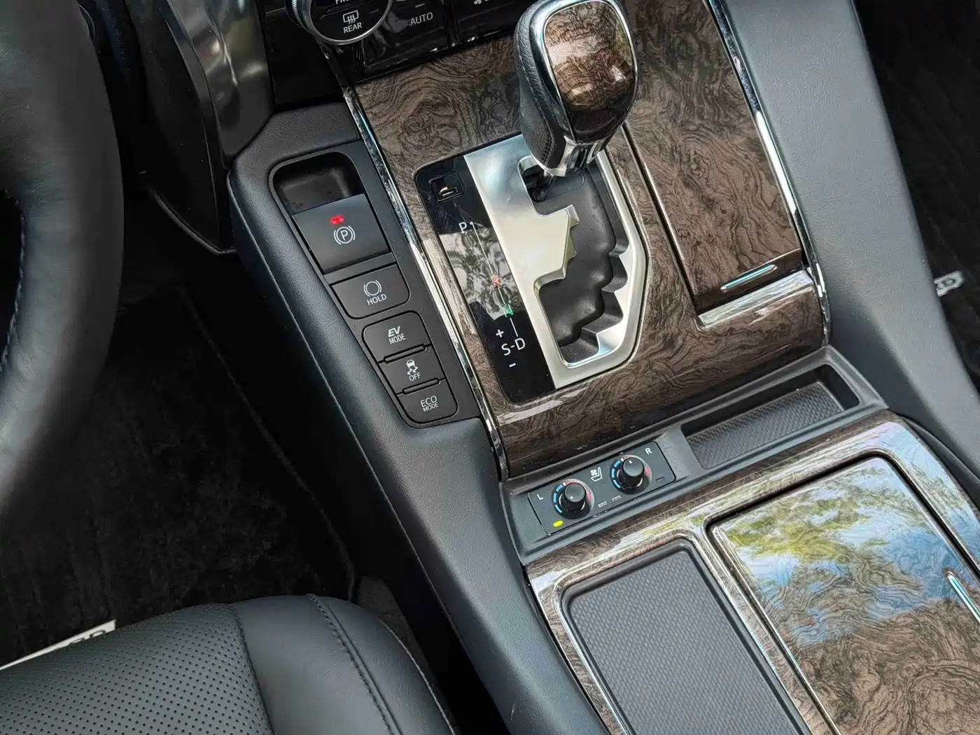 Toyota Alphard 2021 Hybrid 2.5L Ultimate фото 4