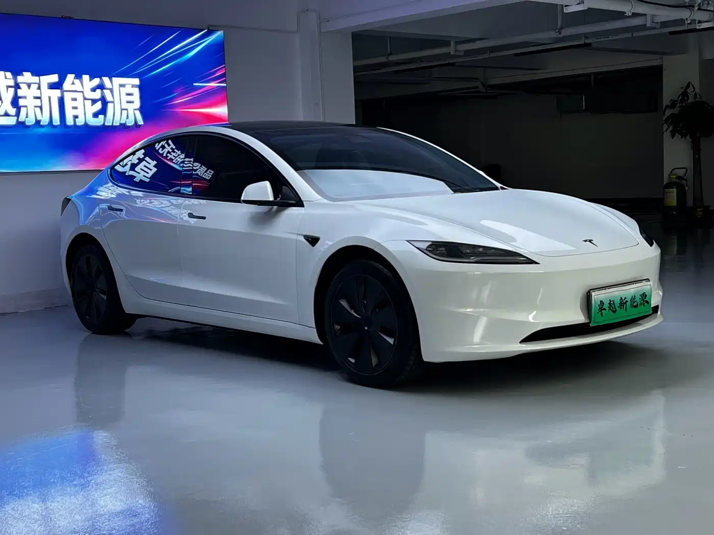 Фото 3 - Tesla Model 3