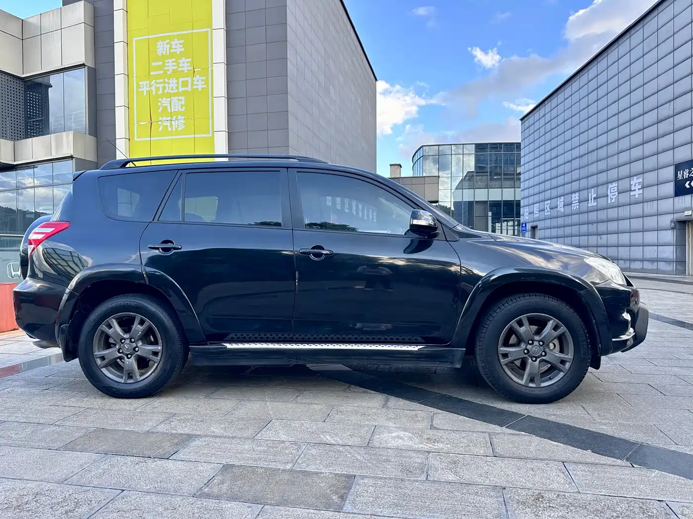 Toyota RAV4 Rongfang 2011 2.0L Manual Luxury Edition фото 8