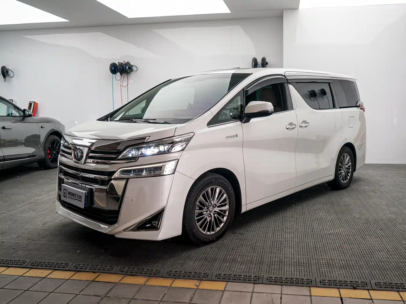 Toyota Vellfire 2021 Crown Hybrid 2.5L HV Premium Edition фото 2