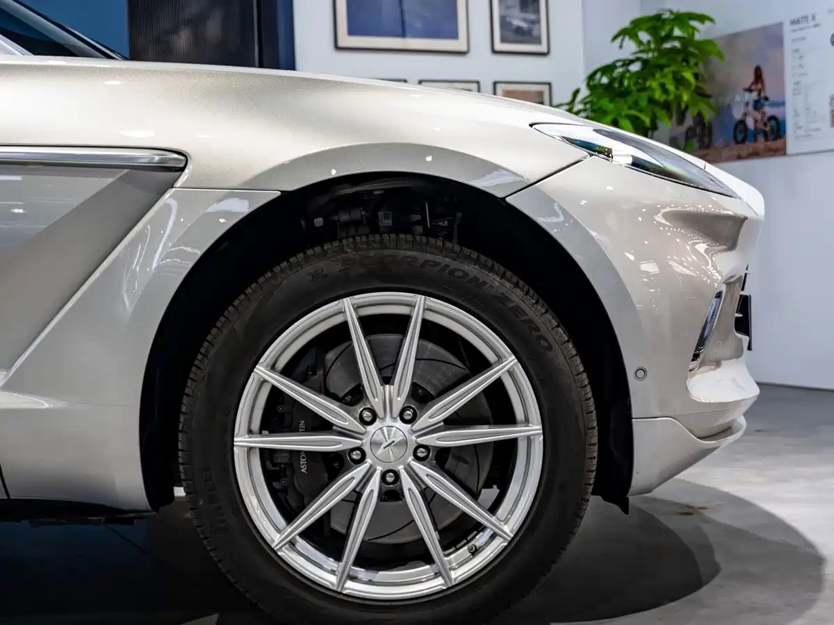 Photo 19 - Aston Martin DBX