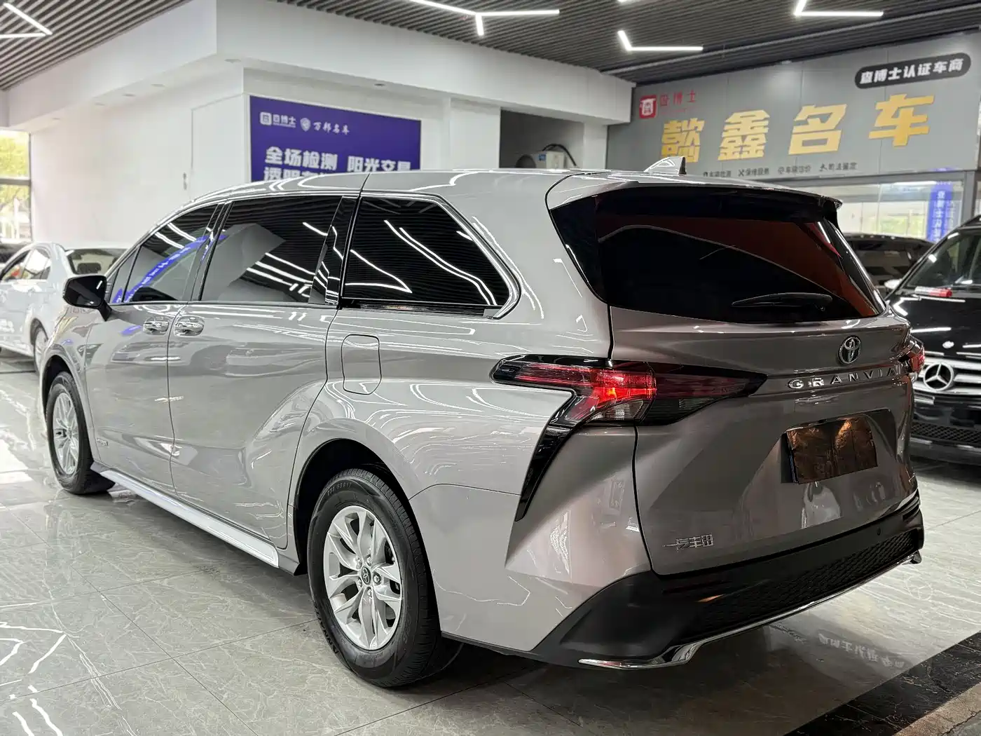 Toyota Granvia 2023 2.5L Hybrid Comfort Edition фото 8
