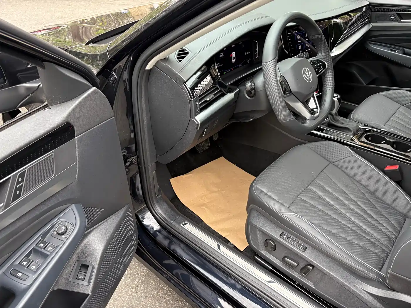 Volkswagen Passat 2024 380TSI Luxury фото 5