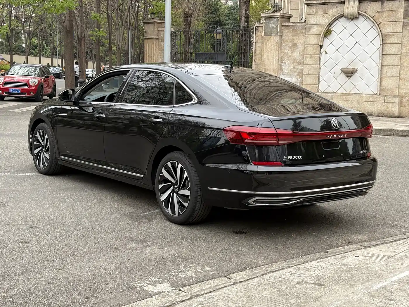 Volkswagen Passat 2024 380TSI Luxury фото 19