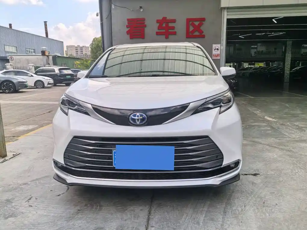 Toyota Sienna 2021 2.5L Hybrid Luxury Edition фото 2