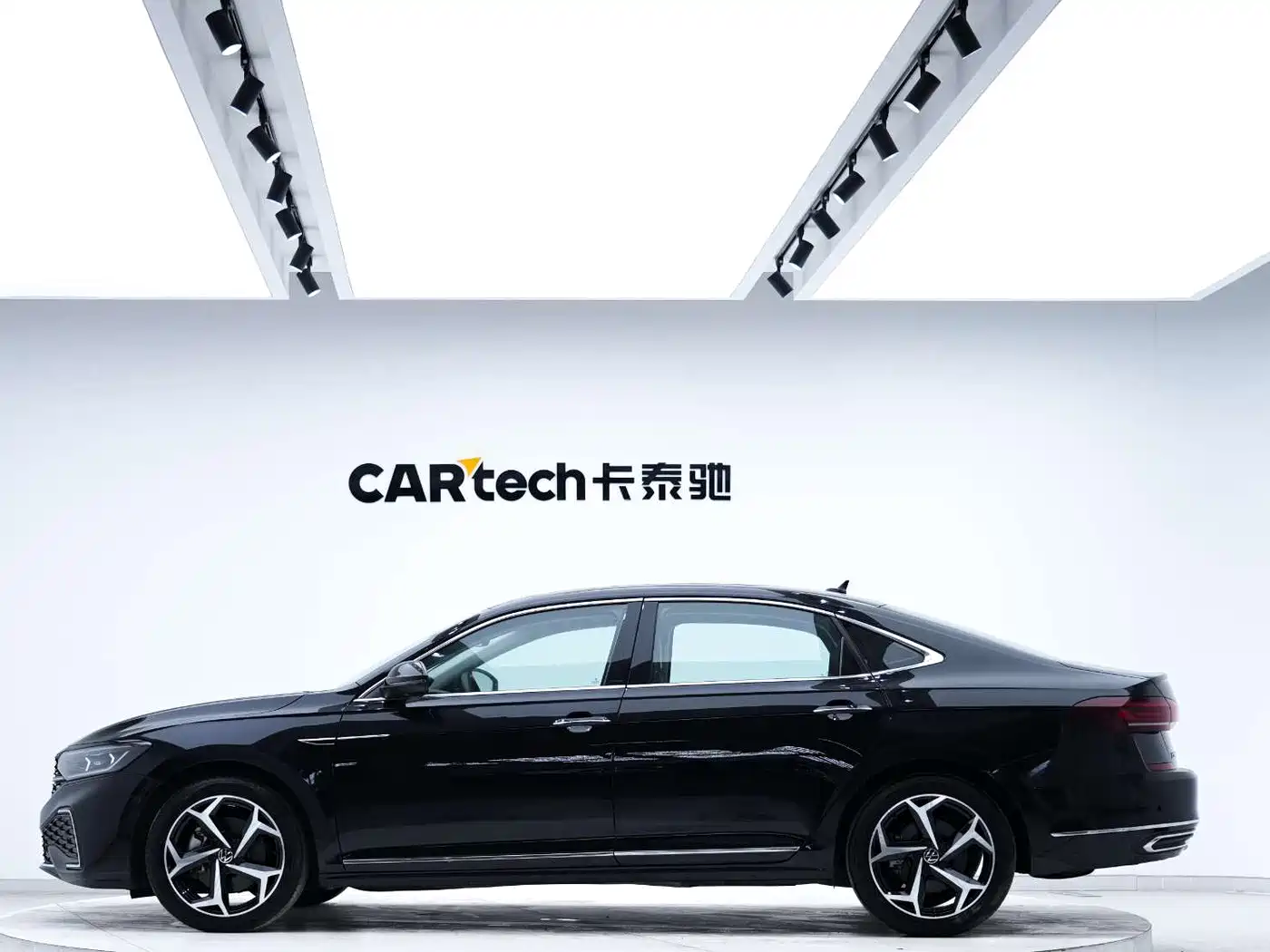 Volkswagen Passat 2023 Facelift 330TSI Starlight Luxury Edition фото 2