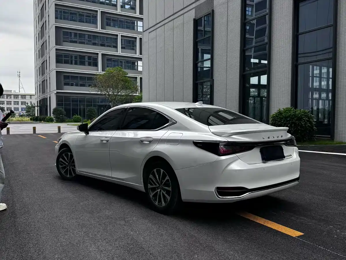 Lexus ES 2025 300h Ultimate Edition фото 8