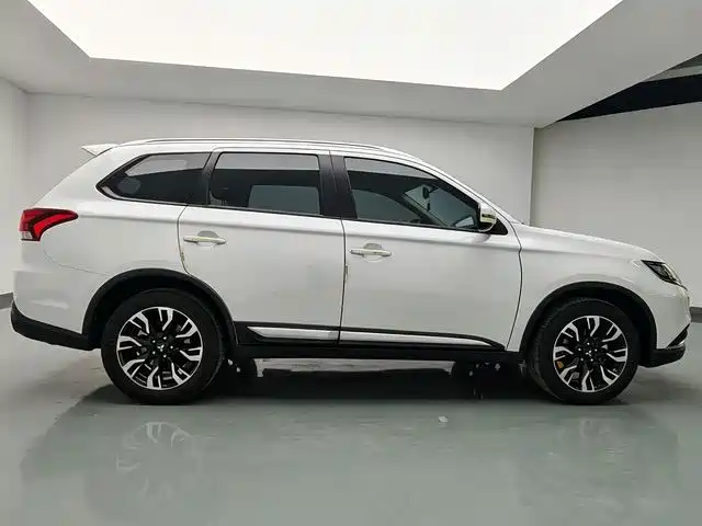 Mitsubishi Outlander 2020 2.0L 2WD Premium 5-seater фото 12