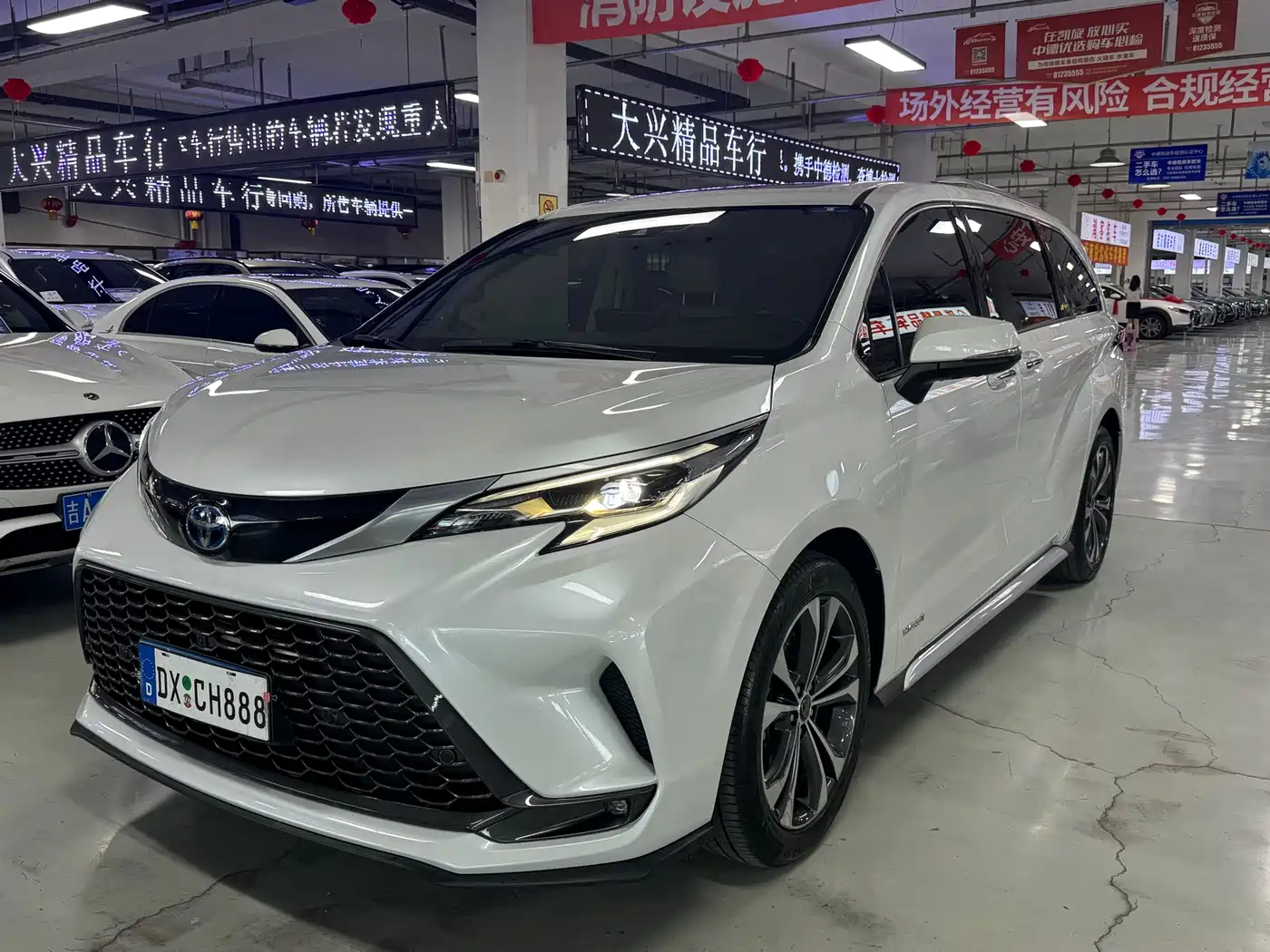 Toyota Granvia 2023 2.5L Hybrid VIP Edition