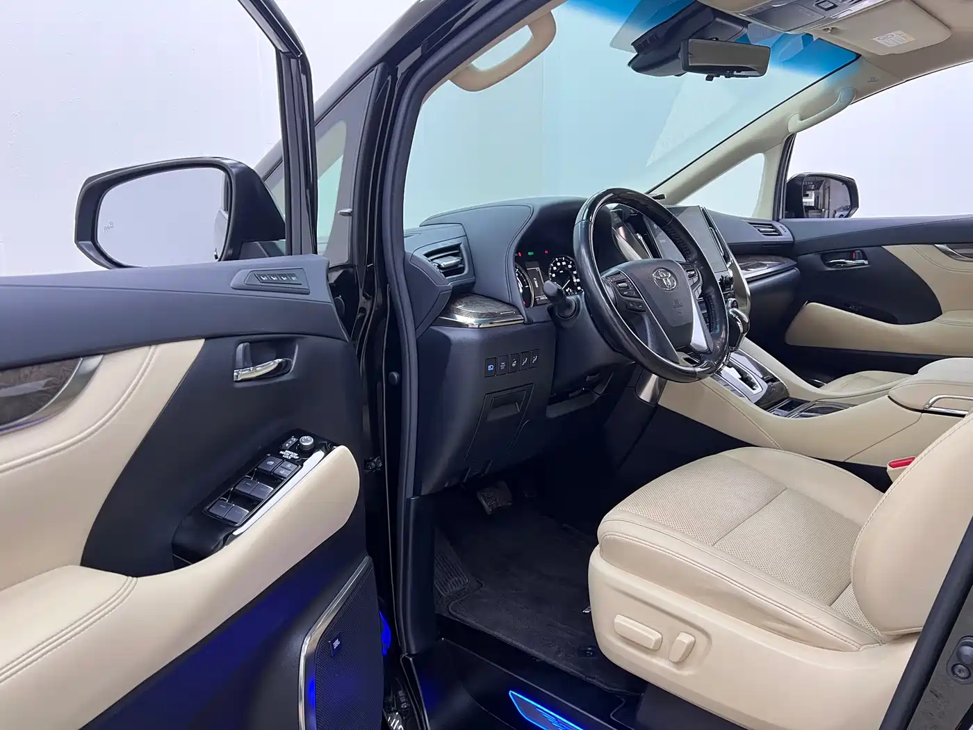 Toyota Vellfire 2021 Crown Hybrid 2.5L HV Premium Edition фото 14